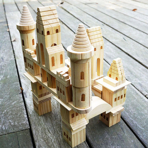 Construire une maquette de château fort avec les enfants