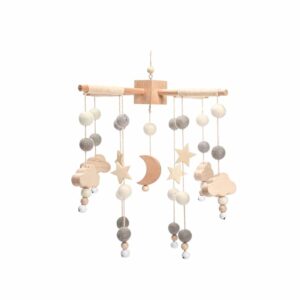 Jouet hochet mobile gris en bois sur le lit pour bébé et nouveau-né