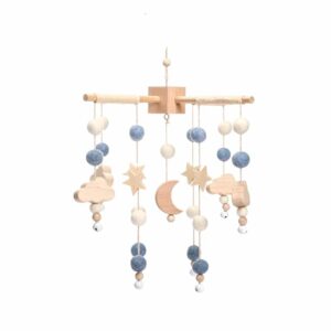 Jouet hochet mobile bleu en bois sur le lit pour bébé et nouveau-né
