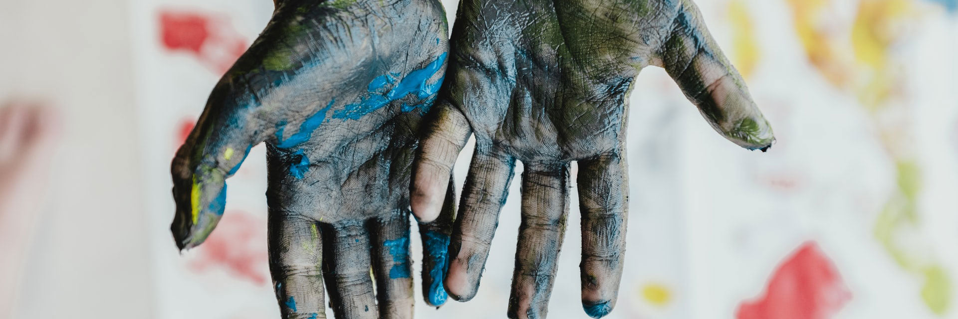 gouache-sur-les-mains