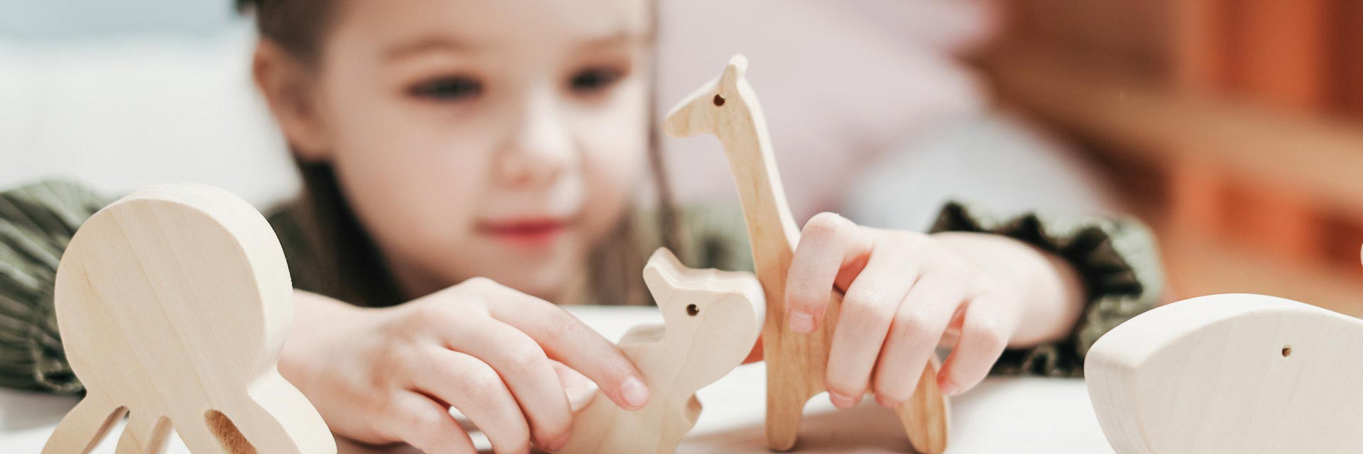 petite-fille-et-jouets-en-bois