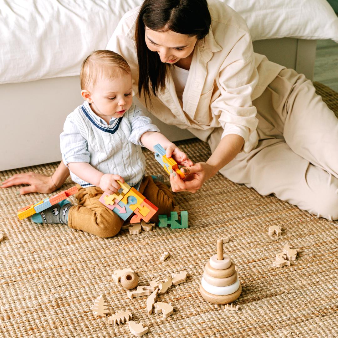une maman et son fils jouant avec des jouets de bois
