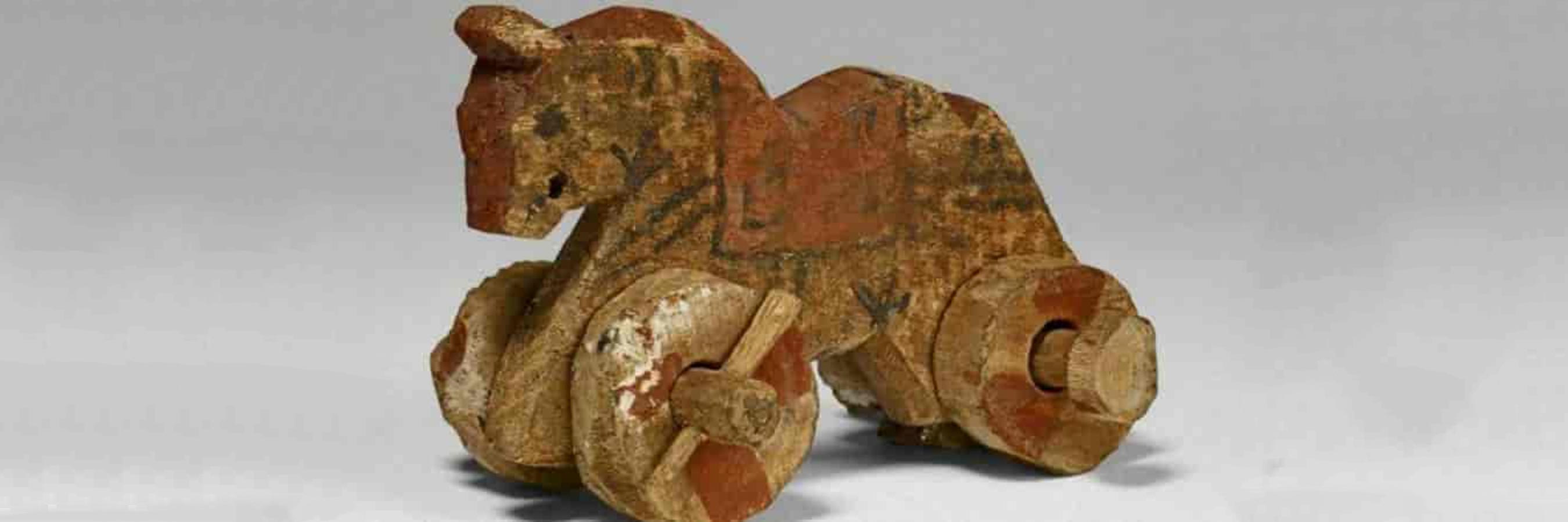 vieux-cheval-a-bascule-en-bois-egyptien